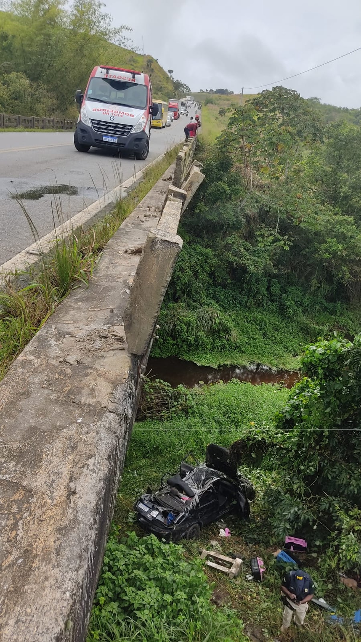 Motorista Fica Ferido Após Carro Capotar E Cair Debaixo De Ponte Na Br 101 No Recôncavo Baiano 