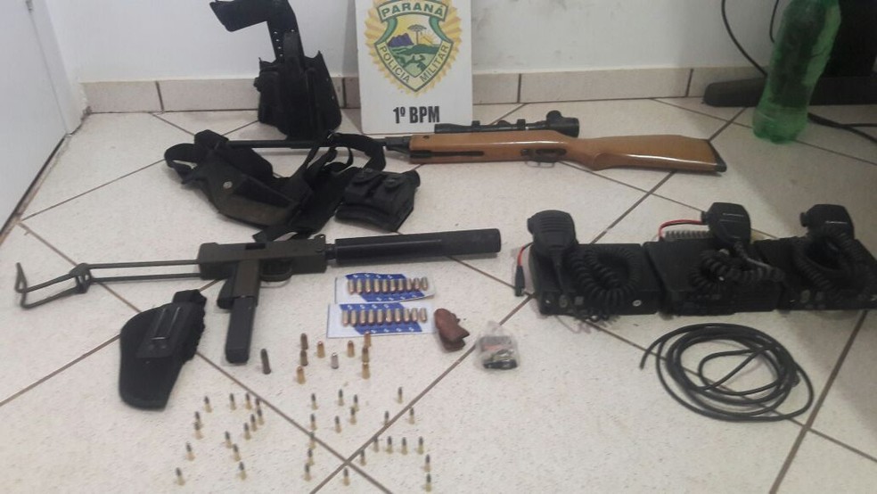 A submetralhadora apreendida estava equipada com um silenciador, o que é proibido; foram recolhidos ainda munição e três rádios comunicadores. (Foto: PM/Divulgação)
