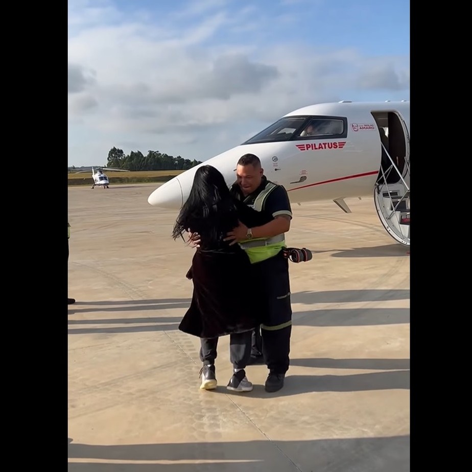 Simaria dança com funcionário da segurança aérea