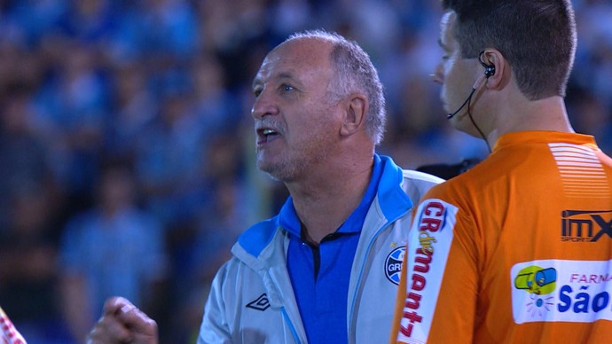 Felipão se irrita com expulsão em jogo e chama árbitro de colorado