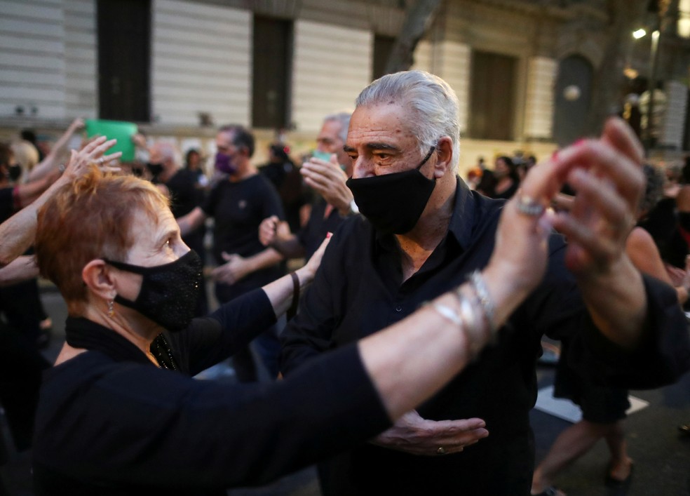 Foto de 11 de março de 2021 mostra dançarinos de tango protestando contra novos protocolos para poderem trabalhar durante a pandemia do novo coronavírus (Covid-19) na Argentina, do lado de fora do prédio do Ministério da Cultura do país, em Buenos Aires — Foto: Agustin Marcarian/Reuters