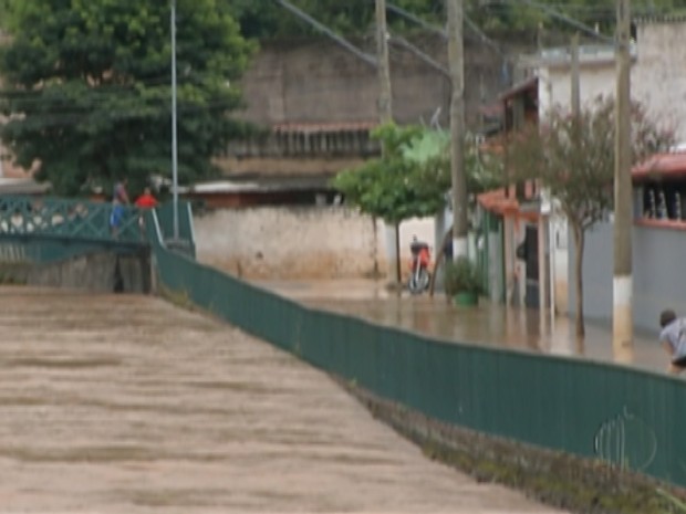 Chuva intensa causa alagamentos em Guararema (Foto: Reprodução/ TV Diário)