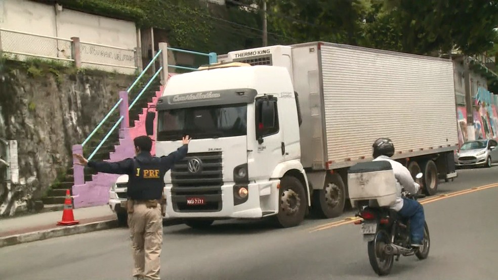 Caminhão roubado por quadrilha estava carregado de carne suína.  — Foto: Reprodução/TV Gazeta