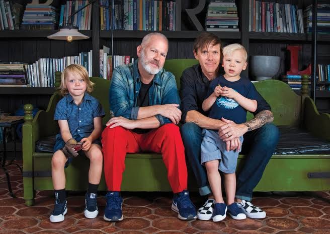 Ryan Murphy com o marido, David Miller, e seus dois primeiros filhos (Foto: Reprodução/Twitter)