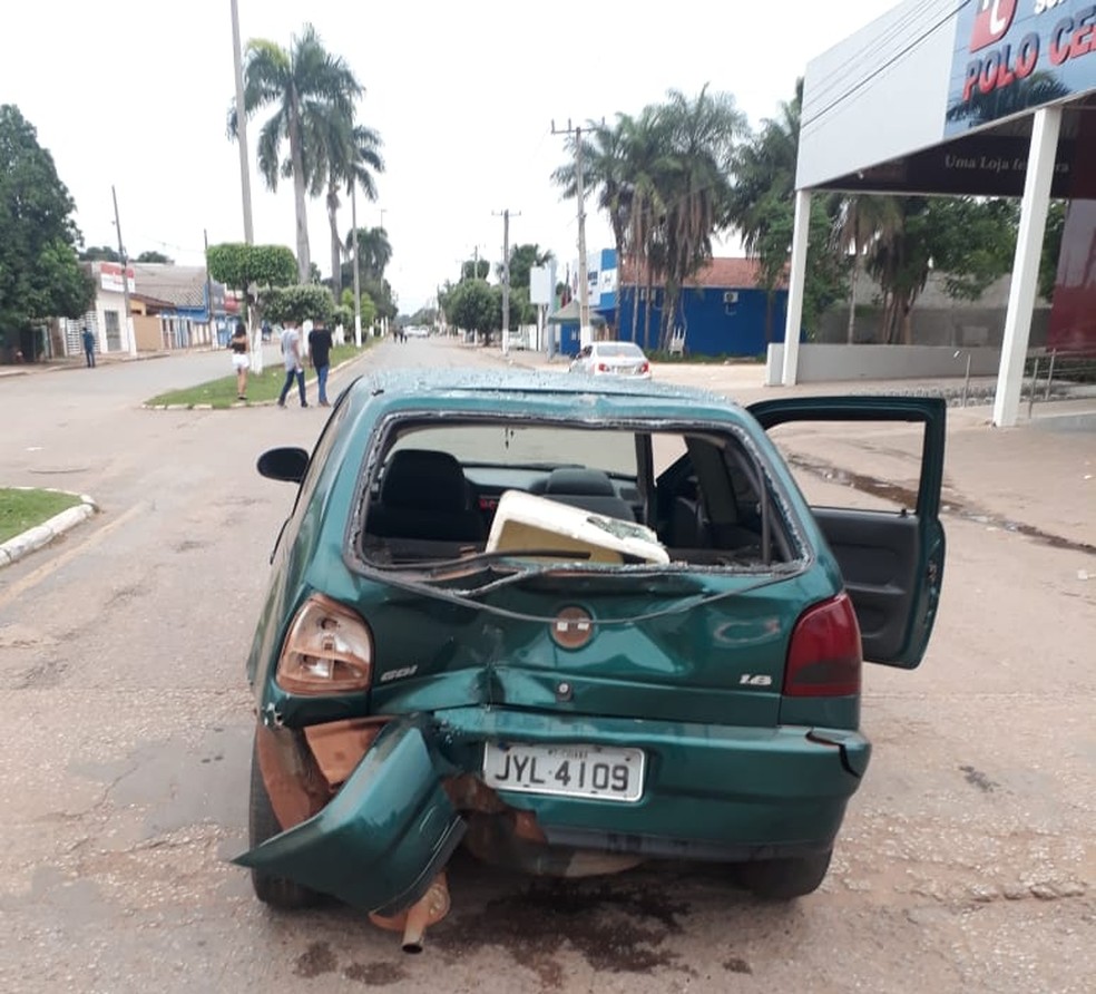 Traseira do carro ficou amassada após acidente — Foto: Polícia Militar/Divulgação