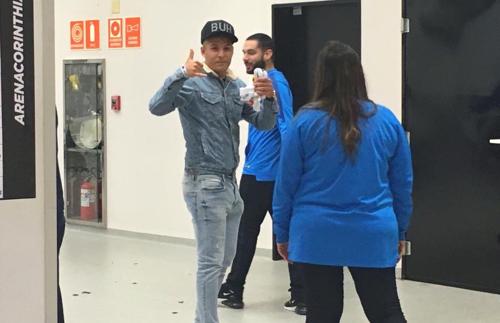 Guilherme Arana encontrou ex-companheiros no vestiário do Corinthians em Itaquera — Foto: Bruno Cassucci