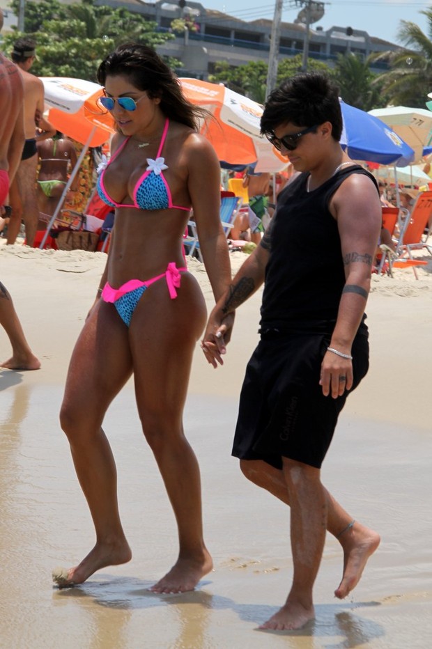 Thammy Miranda e namorada, Andressa Ferreira na praia (Foto: Johnson Parraguez / FotoRioNews)