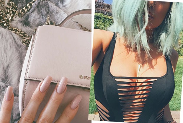 Kylie mostra o cabelo azul e as unhas de acrílico (Foto: Reprodução/Instagram)