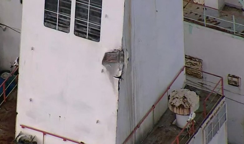 Estrutura da chaminé ficou danificada com a colisão em pilar da Ponte Rio-Niterói — Foto: Reprodução/TV Globo