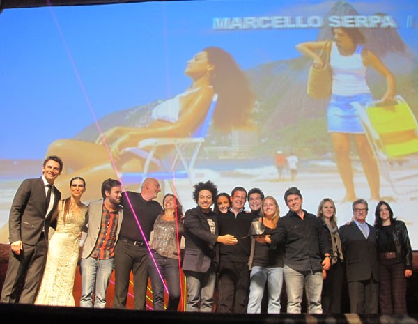Equipe da Almap BBDO, vencedora na categoria 'Mercado', recebe o prêmio. (Foto: Simone Cunha/G1)