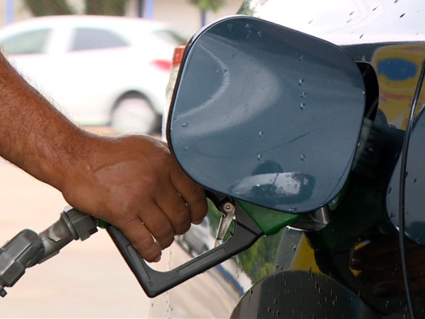 Média de preço da gasolina deve continuar alto até março de 2017 (Foto: Reprodução EPTV)