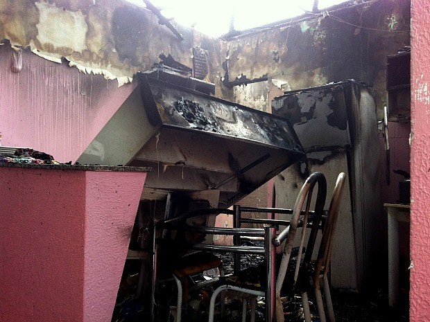 Cozinha da casa onde o fogo começou foi muito afetada; teto cedeu (Foto: Marina Souza/G1 AM)