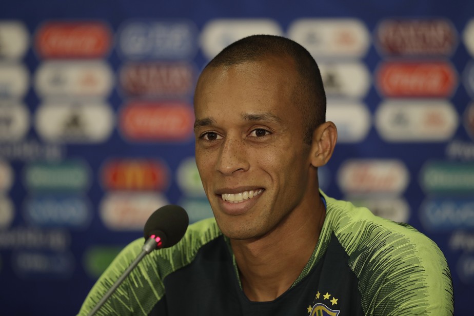 CapitÃ£o da vez, Miranda desconversa sobre choro de Neymar: 