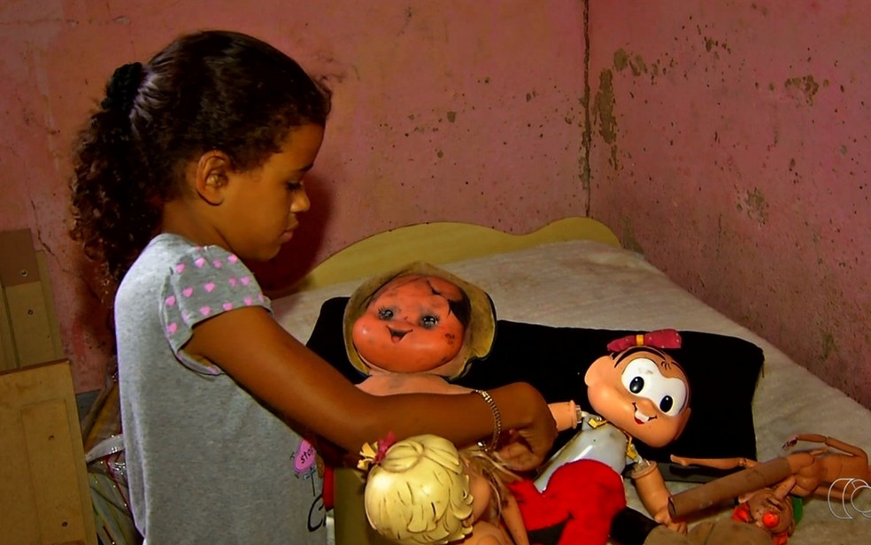Crianças têm vários brinquedos recolhidos no lixão de Luziânia (Foto: Reprodução/TV Anhanguera)
