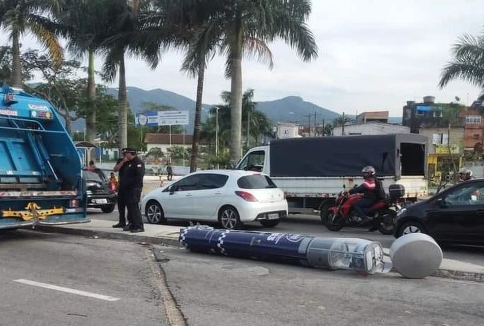 Totem de segurança cai após ser atingido por caminhão de lixo em São Vicente — Foto: Reprodução/Redes Sociais/São Vicente Mil Grau