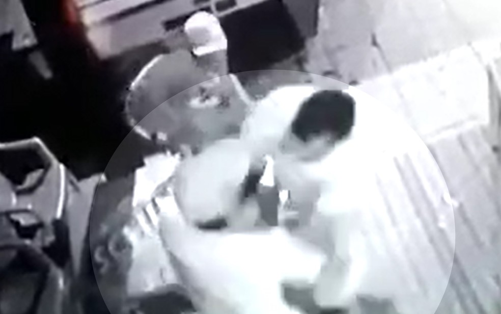 Porteiro é morto a facadas durante briga de bar em Nova Glória, Goiás — Foto: Reprodução/TV Anhanguera
