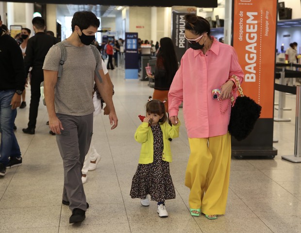Zoe com os pais, Sabrina Sato e Duda Nagle, em aeroporto (Foto: ROBERTO FILHO / BRAZIL NEWS)