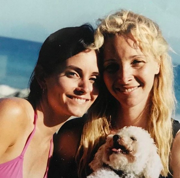 As atrizes Courtney Cox e Lisa Kudrow em uma foto dos anos 90 (Foto: Instagram)