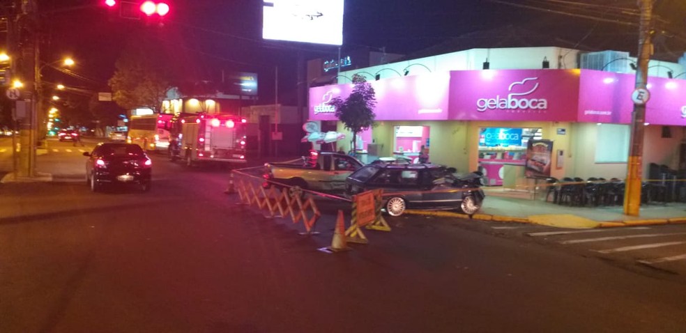 Acidente foi no cruzamento da Avenida Manoel Goulart com a Rua 12 de Outubro — Foto: Tiago Rodrigues/TV Fronteira