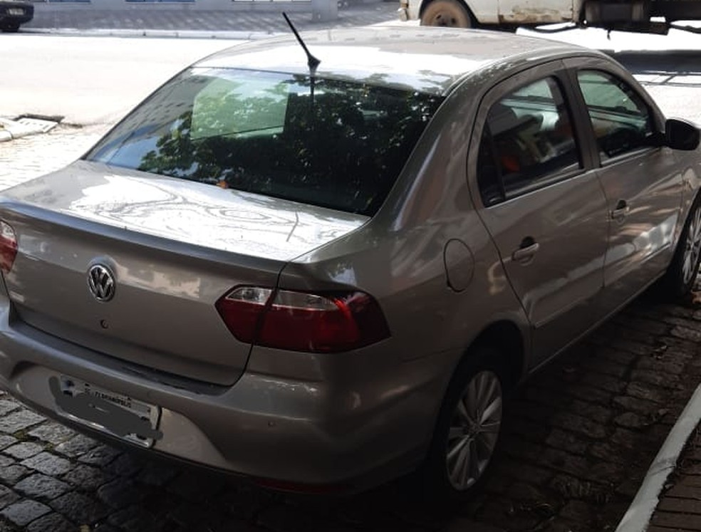 Carro usado para homicídio de empresário foi encontrado perto do local do crime, em Balneário Camboriú.  — Foto: PM-SC/Divulgação