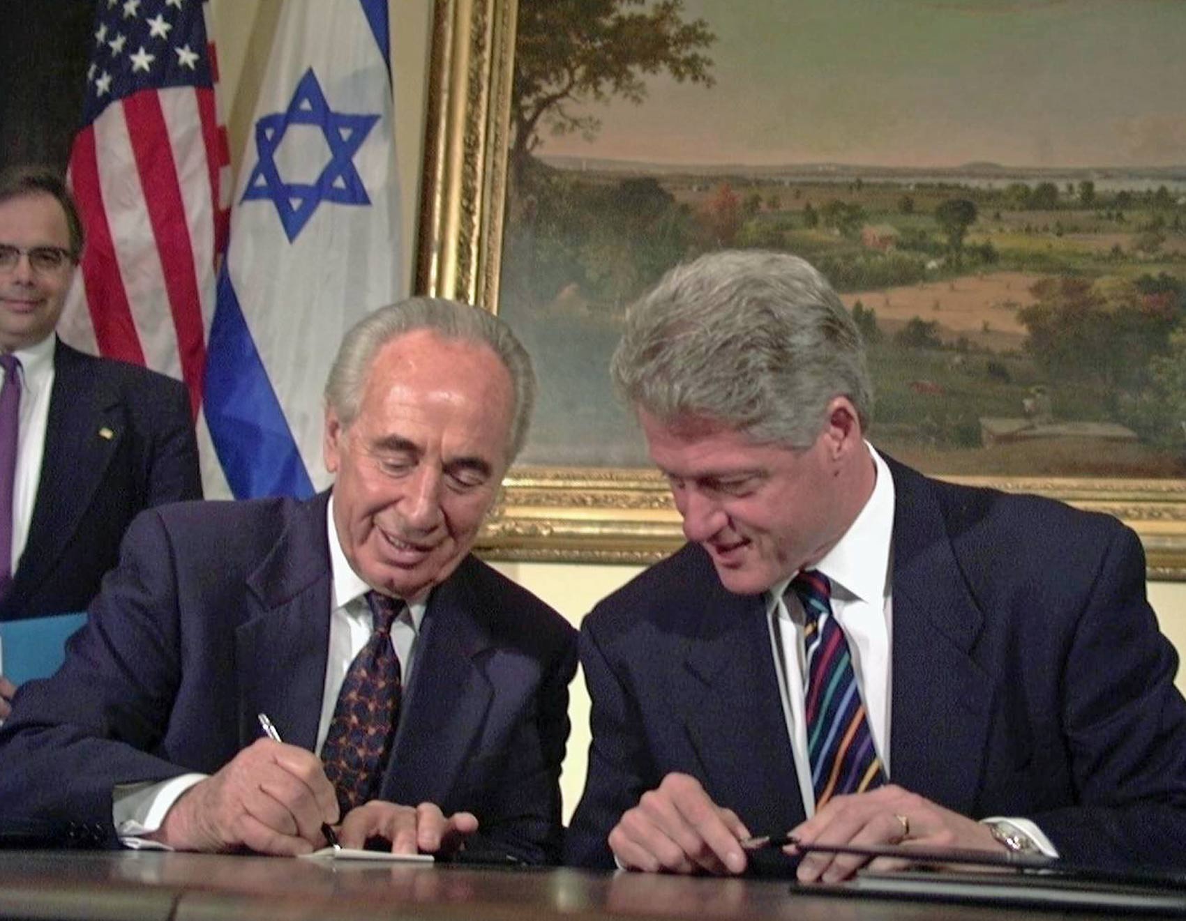 Então primeiro-ministro israelense Shimon Peres mostra a Bill Clinton, presidente dos EUA, como é o seu nome em hebraico, durante intervalo de reunião na Casa Branca, em 1996 (Foto: Government Press Office Israel/Creative Commons)