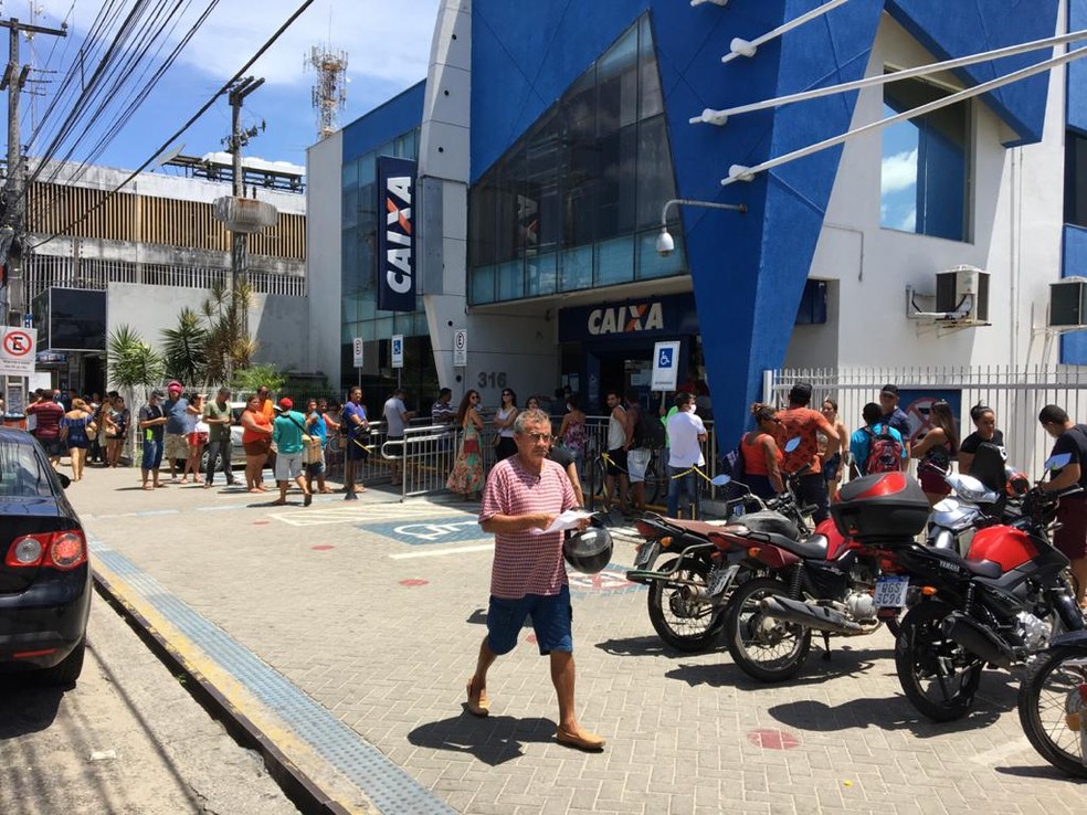Algumas pessoas queriam tirar dúvidas sobre auxílio emergencial — Foto: Quezia Oliveira/Inter TV Cabugi