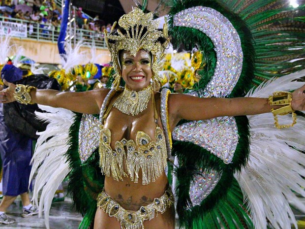 Passistas mostraram samba no pé durante desfiles (Foto: Jamile Alves/G1 AM)