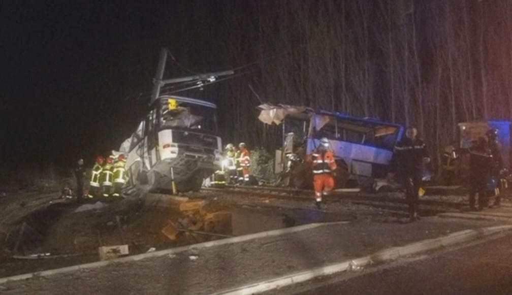 Trem colide com ônibus escolar nesta quinta-feira (14) em Milla, na França; acidente deixou mortos e feridos (Foto: France Bleu Roussillon/ Reuters)