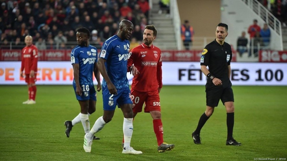 Prince Gouano (à frente), do Amiens, deixa o campo revoltado com ofensas racistas da torcida do Dijon — Foto: Twitter/Dijon