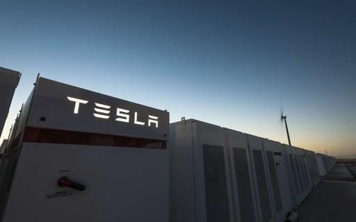 Tesla constrói sua maior estação de carregamento na China