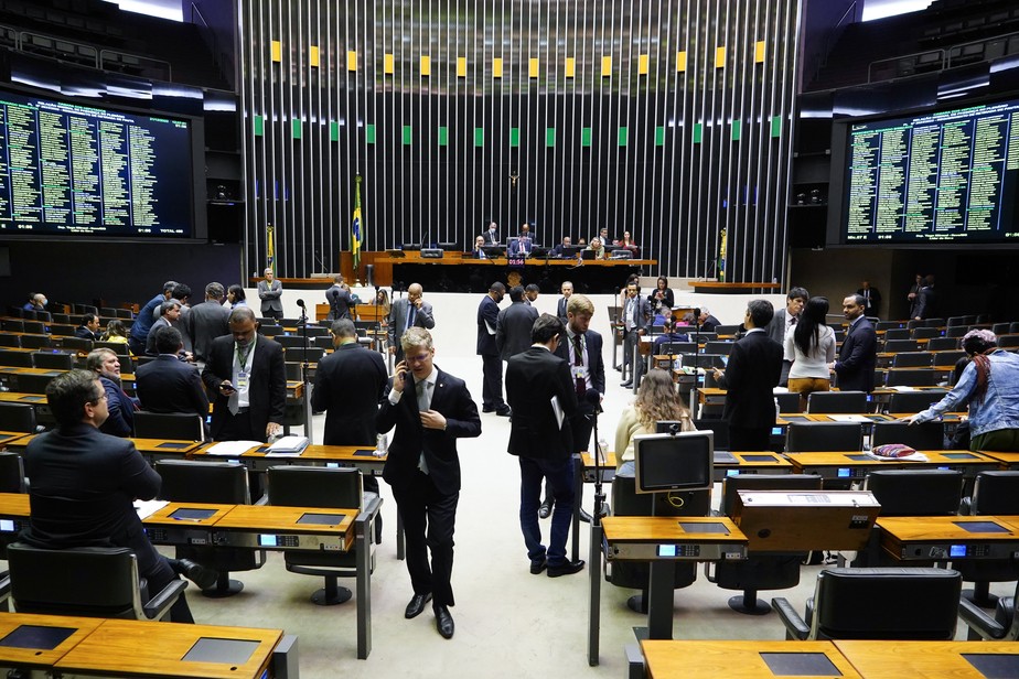 A Câmara dos Deputados em sessão semipresencial
