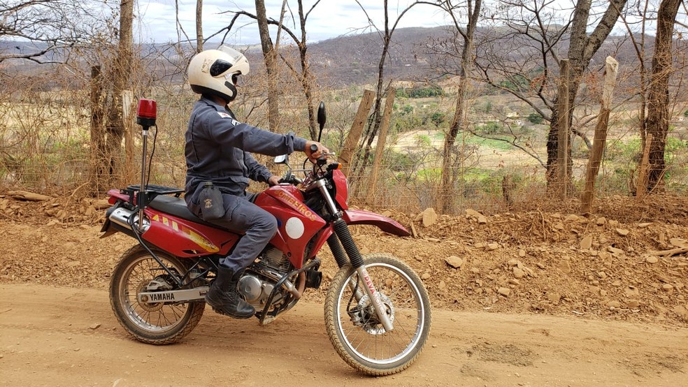 Motociclistas fazem rondas em área atingida por incêndio — Foto: Corpo de Bombeiros/Divulgação