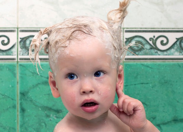 Penteados engraçados ajudam a distrair na hora do banho (Foto: Thinkstock)