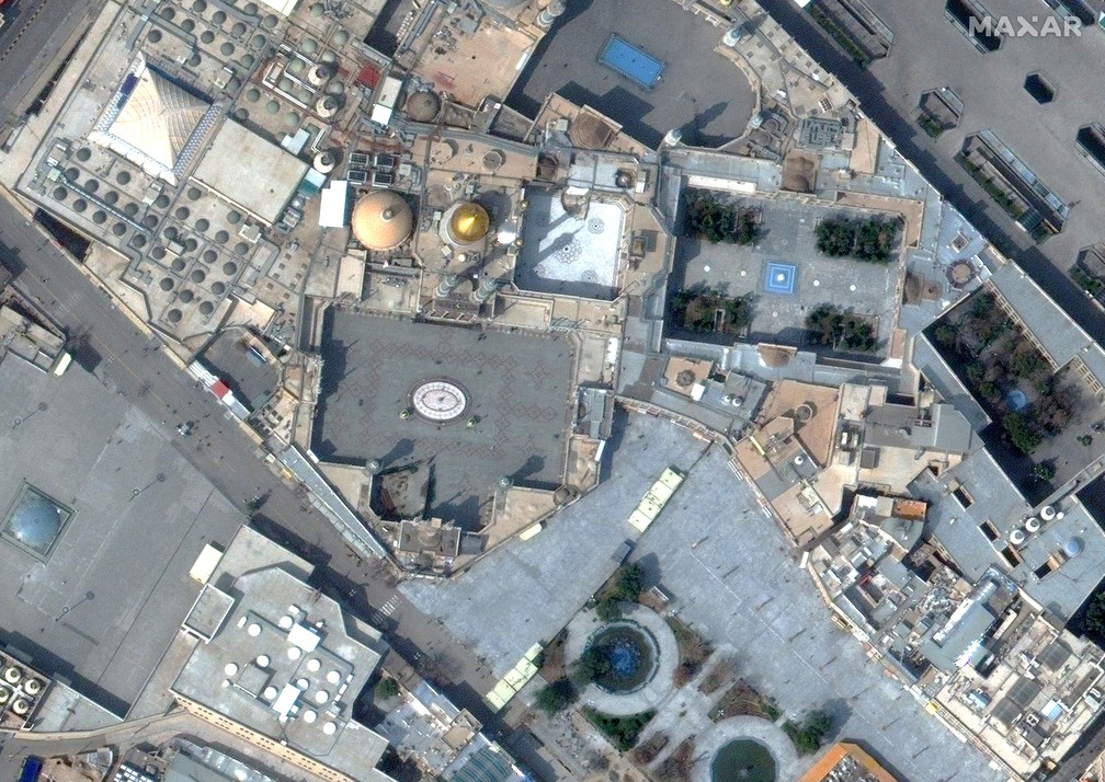 Foto de satélite do Santuário de Hazrat Masumeh em Qom, no Irã, em 1º de março, já durante o surto de coronavírus — Foto: Satellite image ©2020 Maxar Technologies/Handout via Reuters
