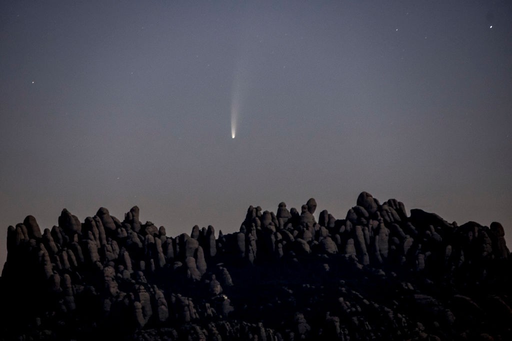 Comet C / 2020 F3 Neowise is seen above the mountain of Montserrat, near Barcelona, Catalonia, Spain, on July 9, 2020. (Photo by Albert Llop/NurPhoto via Getty Images) (Foto: NurPhoto via Getty Images)