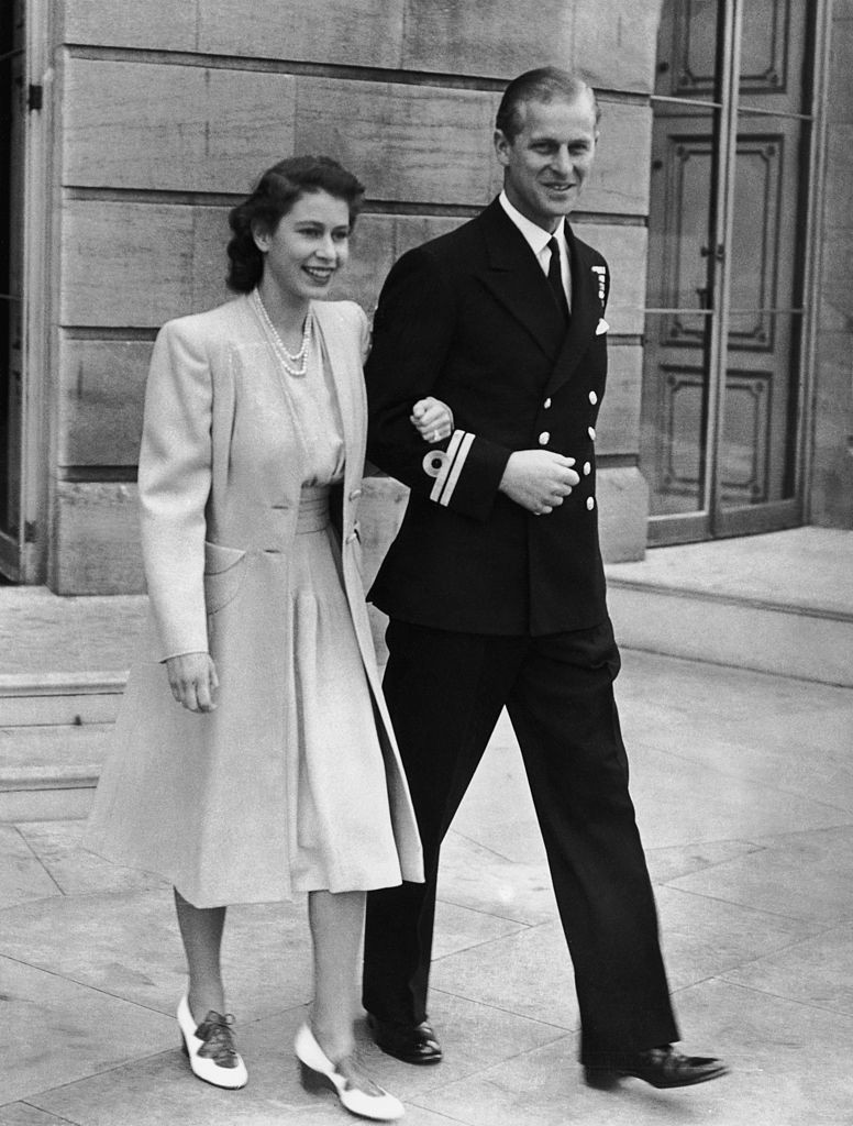 A Rainha Elizabeth II (1926-2022) e o Príncipe Philip (1921-2021)  em foto de 1947 (Foto: Getty Images)