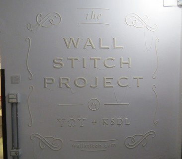 Feitas com uma impressora 3D, as letras com desenhos de linha de costura foram coladas na parede, como se tivessem sido bordadas ali. Do coletivo japonês Yoy