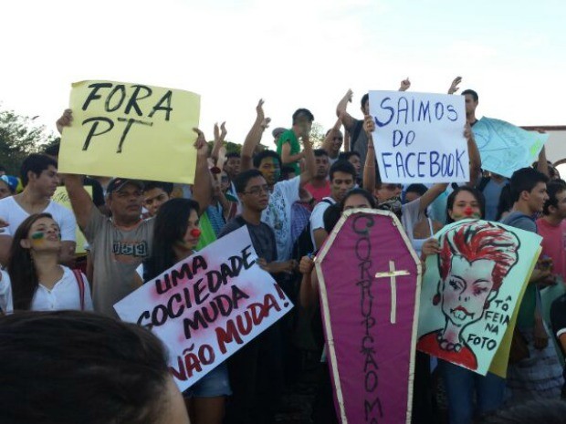 Manifestantes protestam no centro de Rio Branco (Foto: Rayssa Natani/G1)
