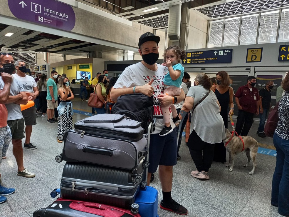 Rafael Ferrão com a filha no desembarque do Aeroporto do Galeão — Foto: Alba Valéria Mendonça/ g1