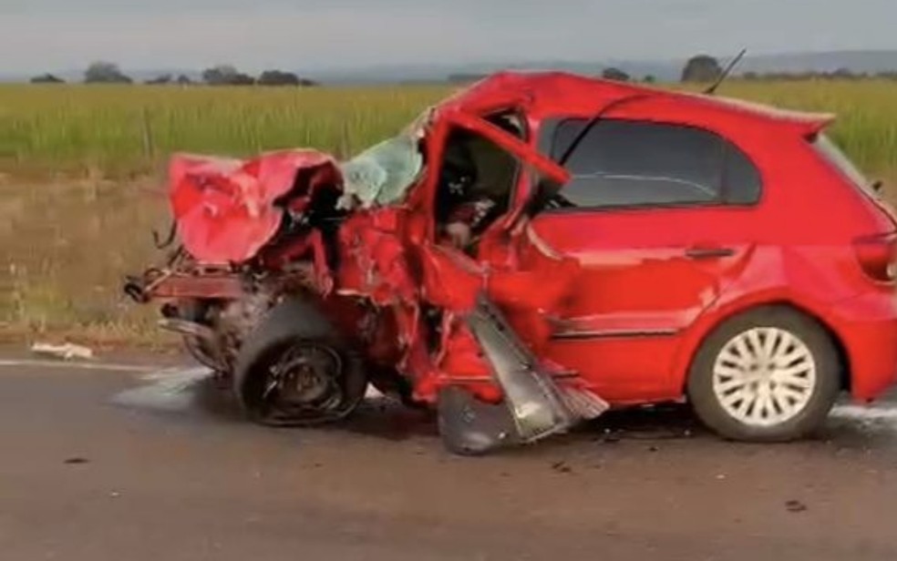 Carro em que mãe e filha estavam, em Aloândia, Goiás — Foto: Reprodução/TV Anhanguera