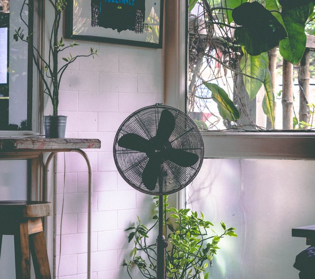 Ventiladores podem ajudar na renovação do ar e evitar a proliferação do coronavíurs (Foto: Unsplash / Rishi Deep / Creative Commons)