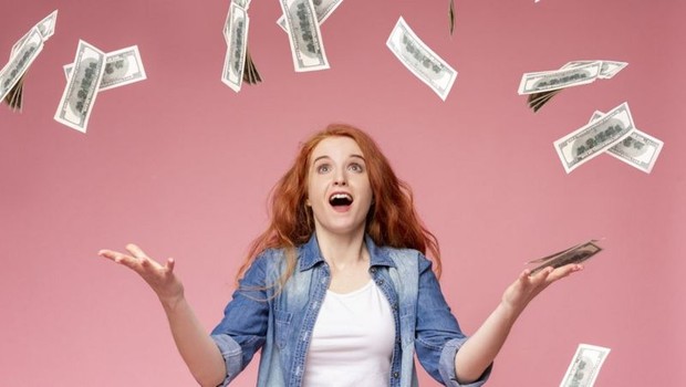 Mulher jovem ganhando dinheiro (Foto: Getty Images via BBC)
