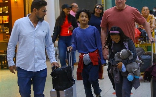 Luiz Fernando Guimarães viaja com marido e filhos