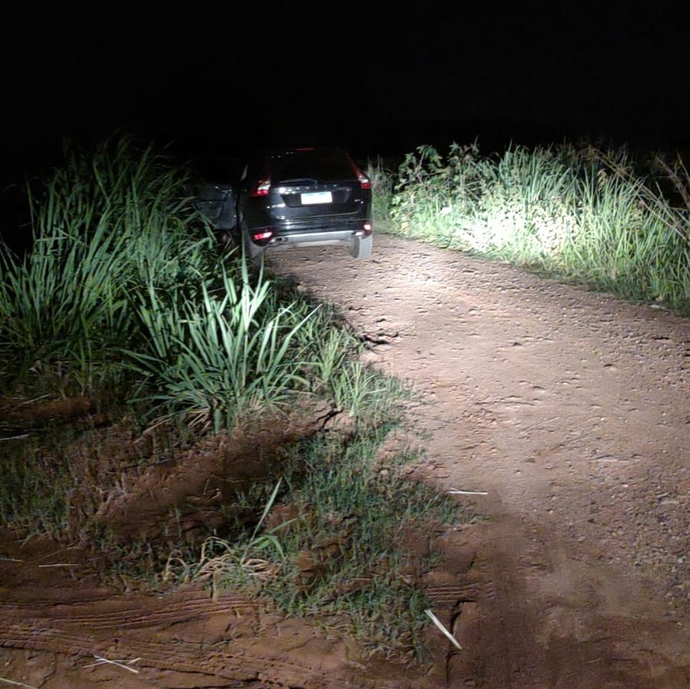 Carro usado pelos criminosos foi encontrado em estrada rural — Foto: Divulgação