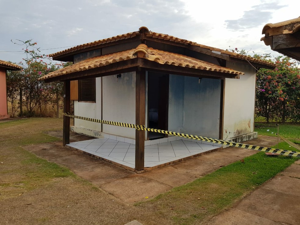 Polícia encontrou dono de site ainda com vida dentro de um dos quartos do hotel em São José do Rio Claro — Foto: Divulgação