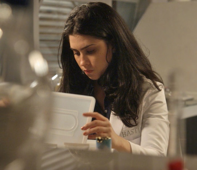 Estudante de química analisa comida preparada por Sofia (Foto: TV Globo)