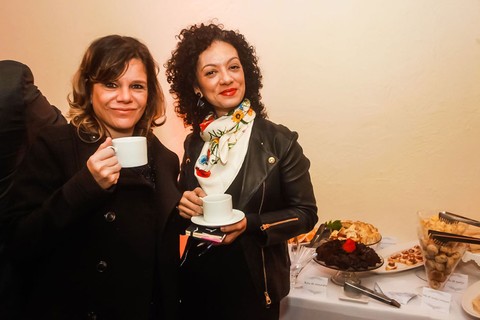 A editora de lifestyle de Marie Claire, Roberta Malta, e a editora sênior multiplataforma, Adriana Ferreira Silva (Foto: Charles Naseh)