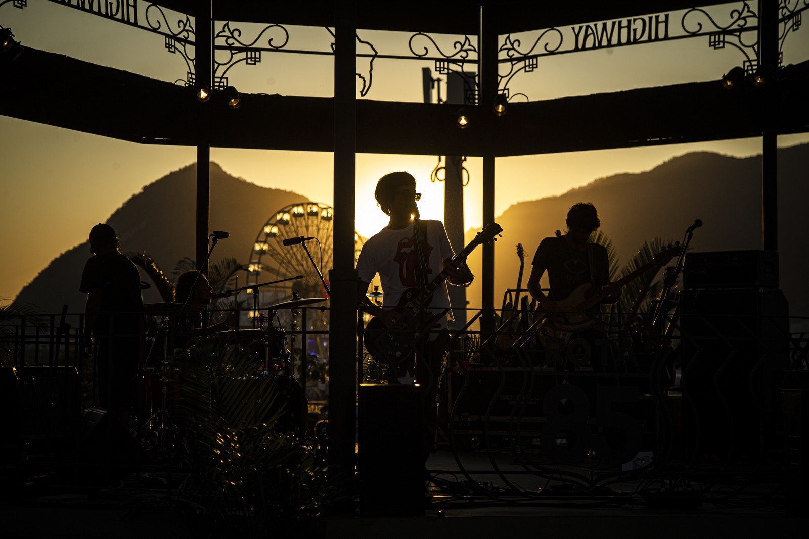 Entardecer na Cidade do Rock. Show do JP Bonfá, no palco Highwey.  — Foto: Hermes de Paula/Agência O Globo