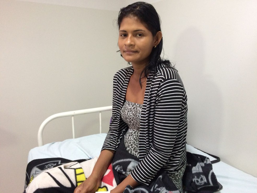 A dona de casa Sara Vieira internada no Hospital Irmã Aquilina nesta quinta-feira (9) (Foto: Alan Chaves/G1 RR)