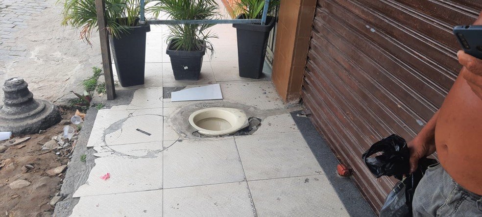 Dono de bar foi notificado pela prefeitura após instalar vaso sanitário em calçada na Bahia — Foto: Paulo José / Acorda Cidade